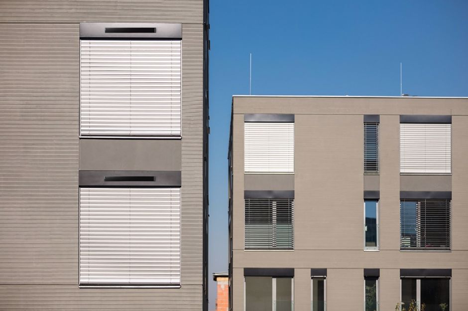 Independent solar power for outdoor blinds