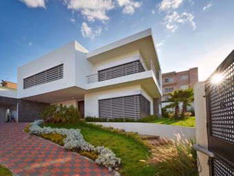 Corner outdoor blinds – a revolutionary solution for corner portals