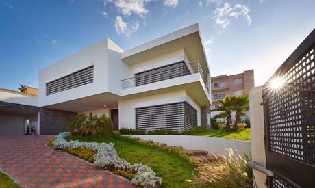 Corner outdoor blinds – a revolutionary solution for corner portals