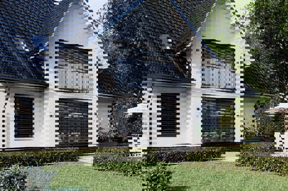 How to choose outdoor shading: Blinds or roller shutters?