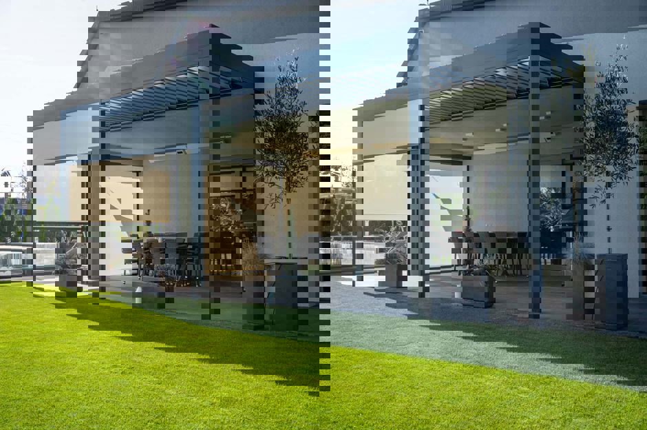 Exterior blinds vs. screen roller shutters: Which shading is right for your terrace?