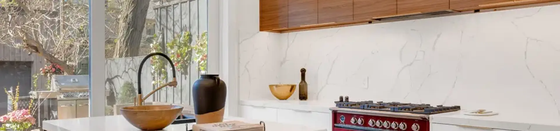 Kitchen windows: the best way to shade them and prevent insects from entering